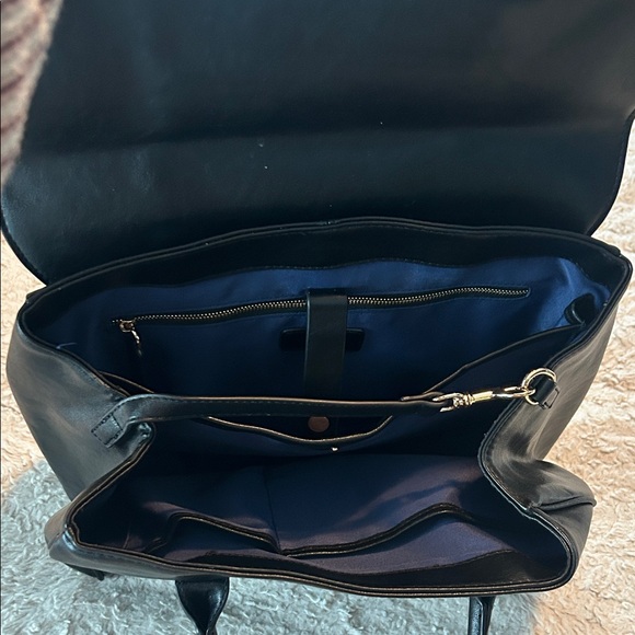 Elegant Black Leather Handbag - Picture 6 of 16